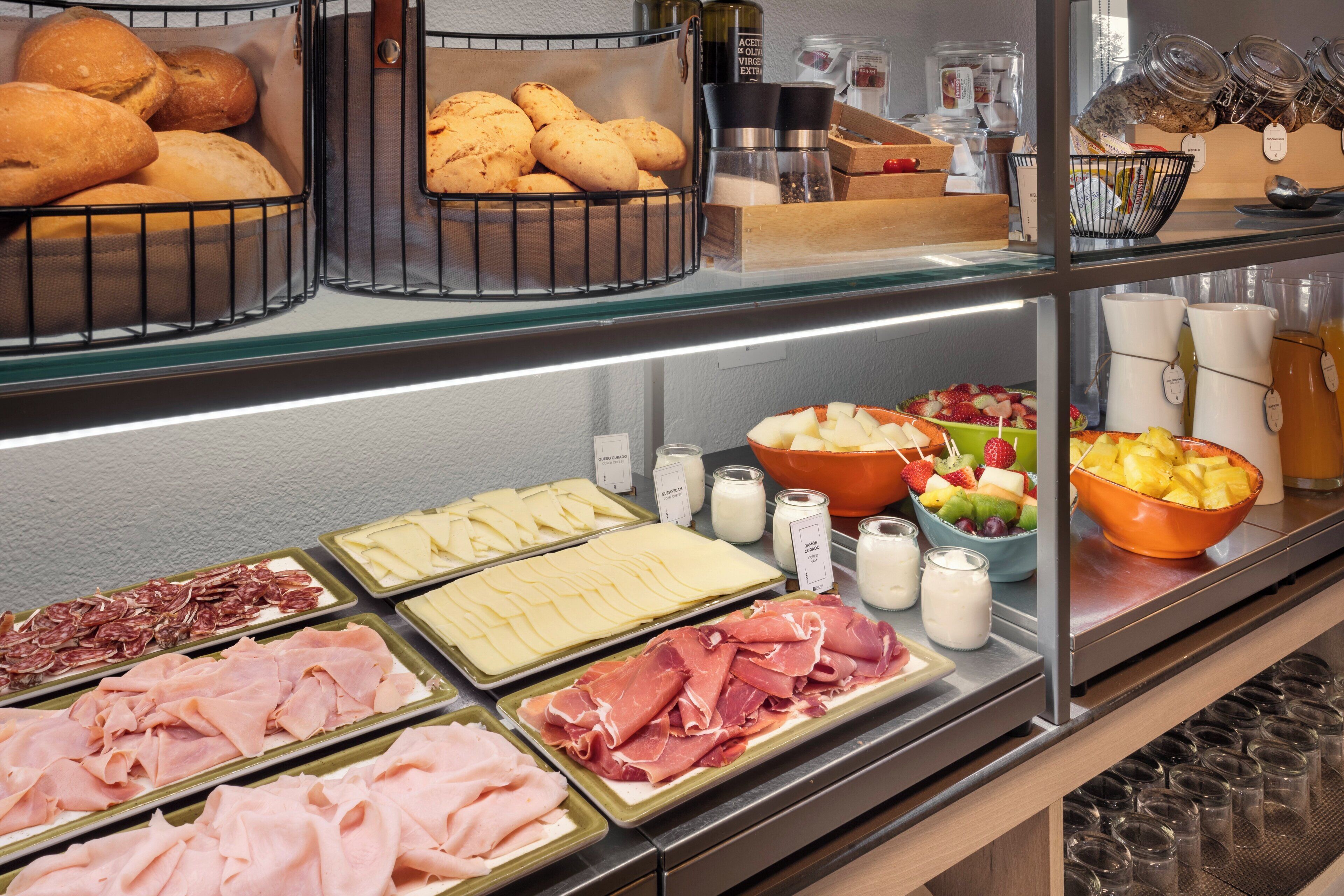 Petit déjeuner buffet (13 EUR par personne)