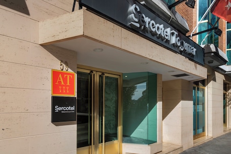 Fachada de la propiedad. Sercotel Togumar