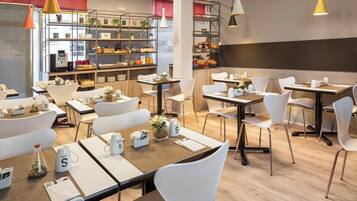 Petit déjeuner buffet servi tous les jours en supplément