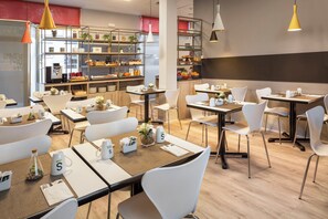 Petit déjeuner buffet servi tous les jours en supplément