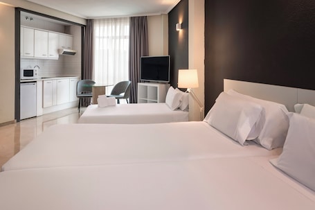 Classic Triple Room (Apartamento) | Minibar, in-room safe, desk, free WiFi