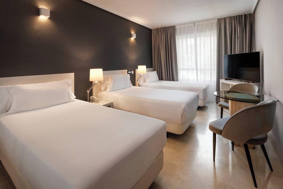 ميني بار وخزنة داخل الغرفة ومكتب وواي فاي مجانًا