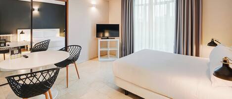 Minibar, in-room safe, desk, WiFi (free)