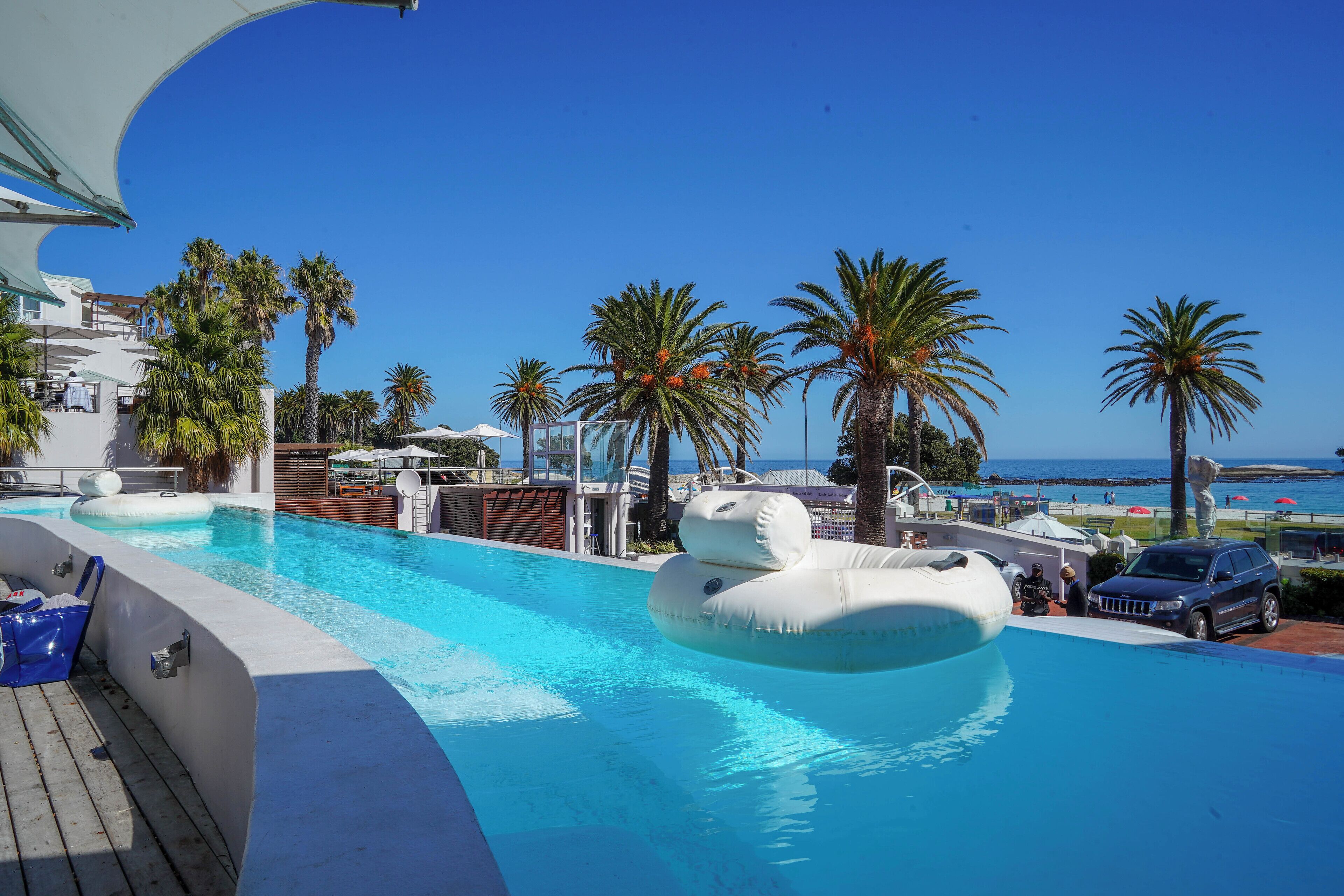 4 outdoor pools, free pool cabanas, pool loungers