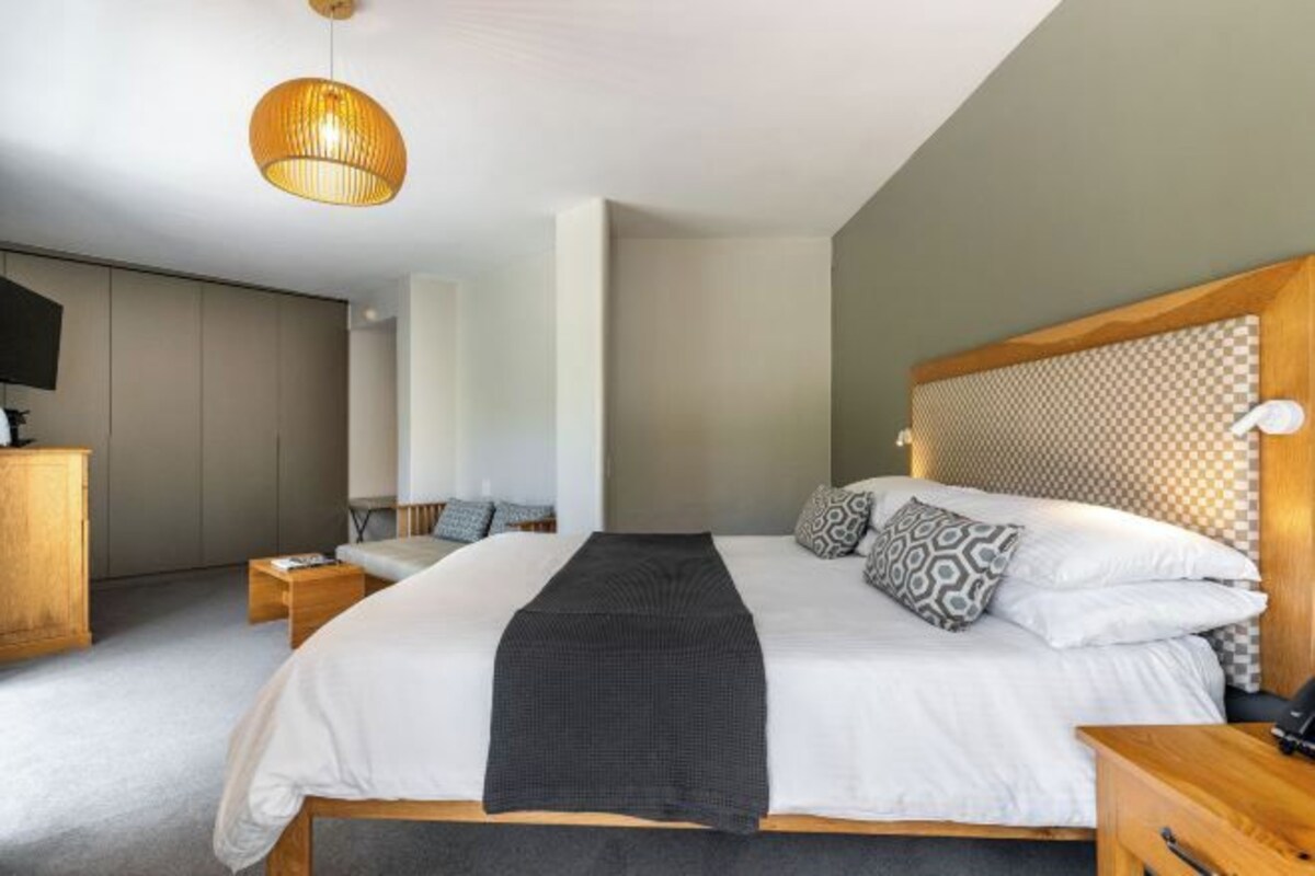 Egyptian cotton sheets, premium bedding, minibar, in-room safe