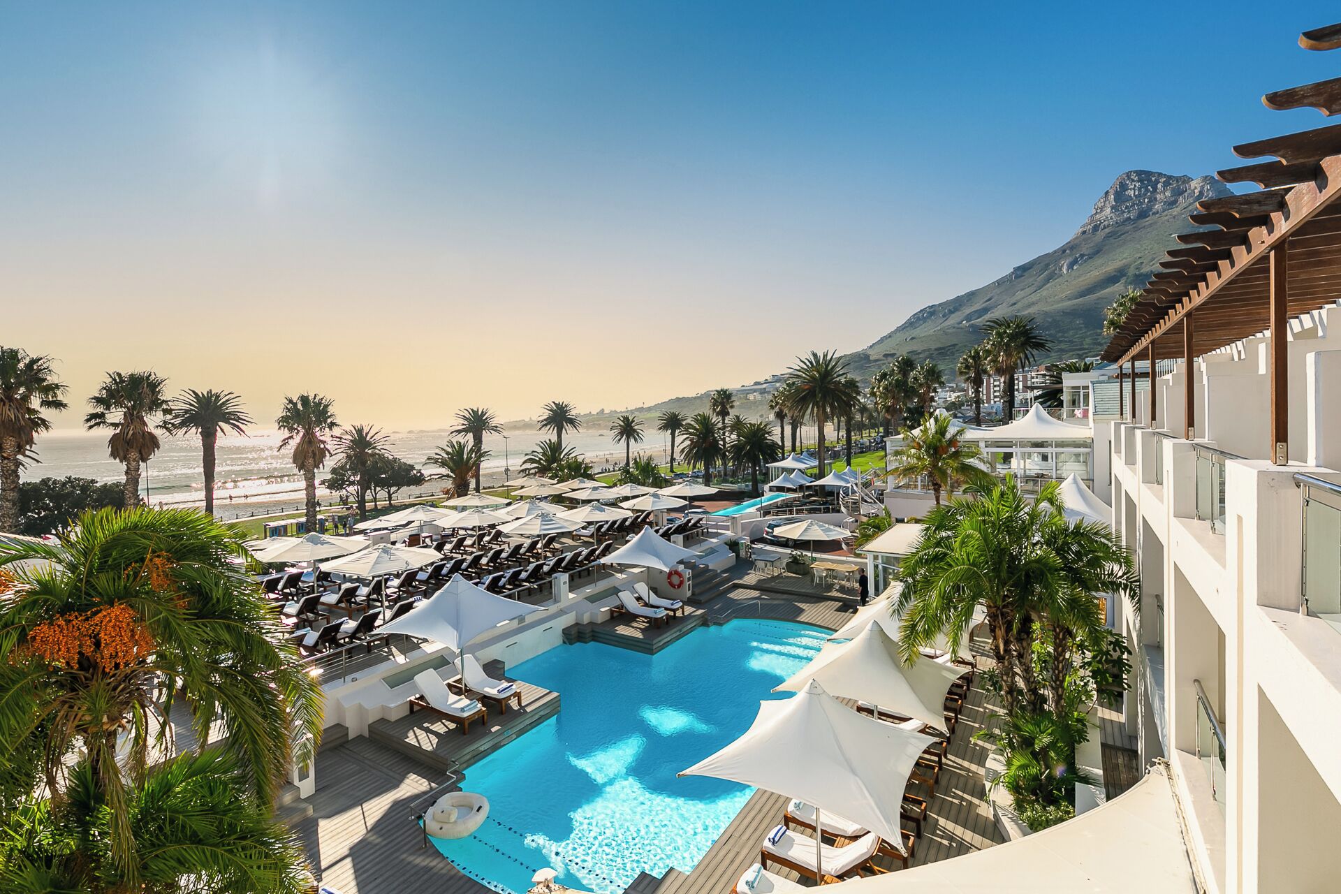 4 สระว่ายน้ำกลางแจ้ง, คาบาน่าฟรี, เก้าอี้อาบแดดริมสระ