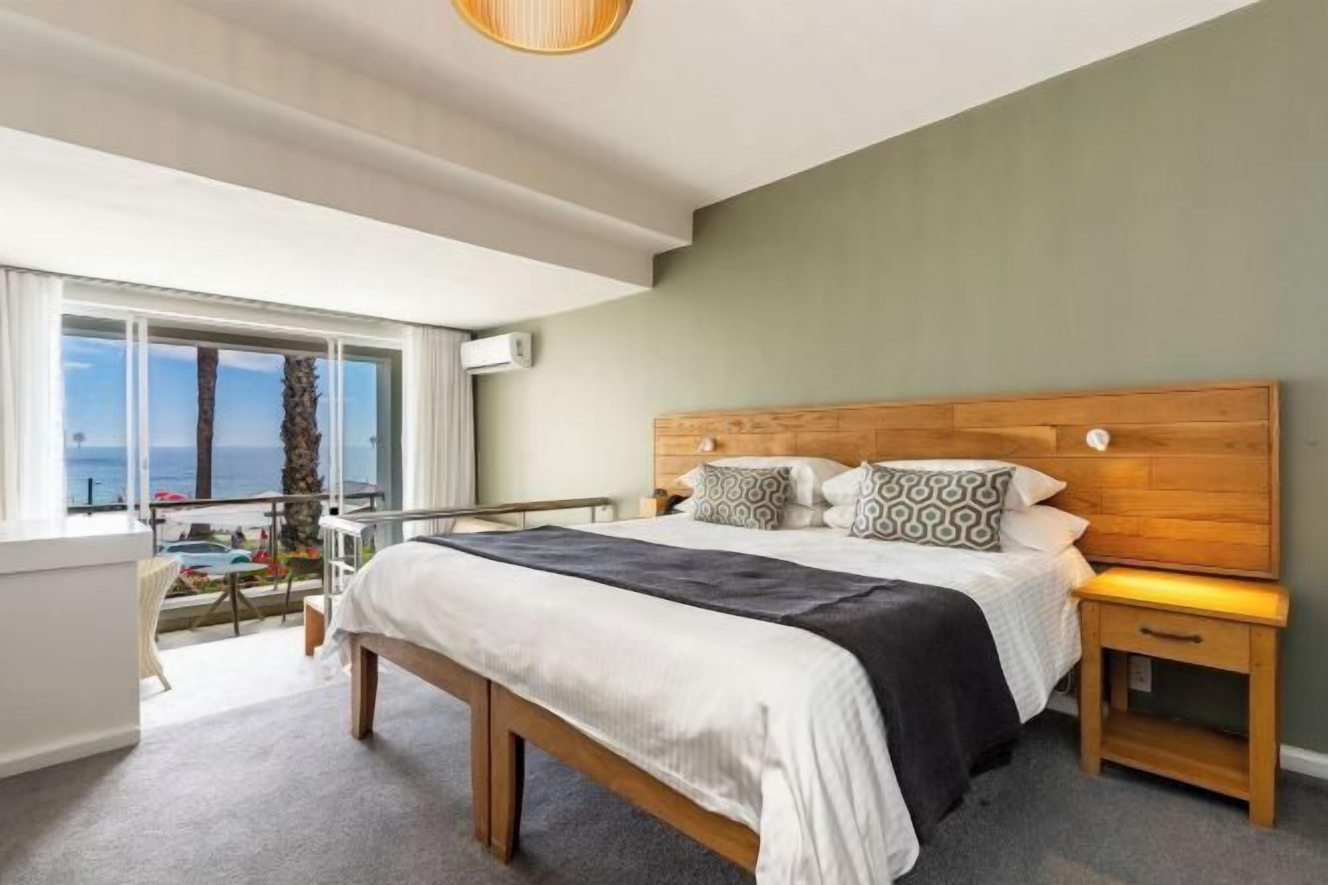 Egyptian cotton sheets, premium bedding, minibar, in-room safe