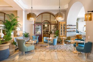 Coin salon dans le hall