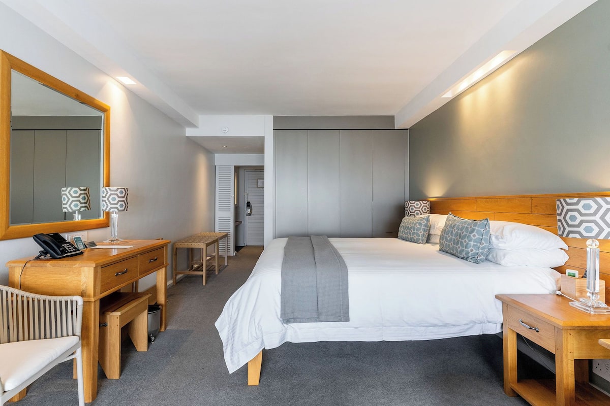 1 bedroom, Egyptian cotton sheets, premium bedding, minibar