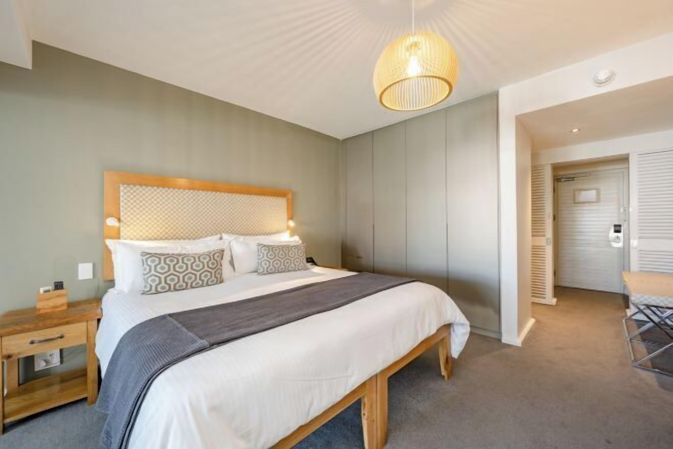Egyptian cotton sheets, premium bedding, minibar, in-room safe