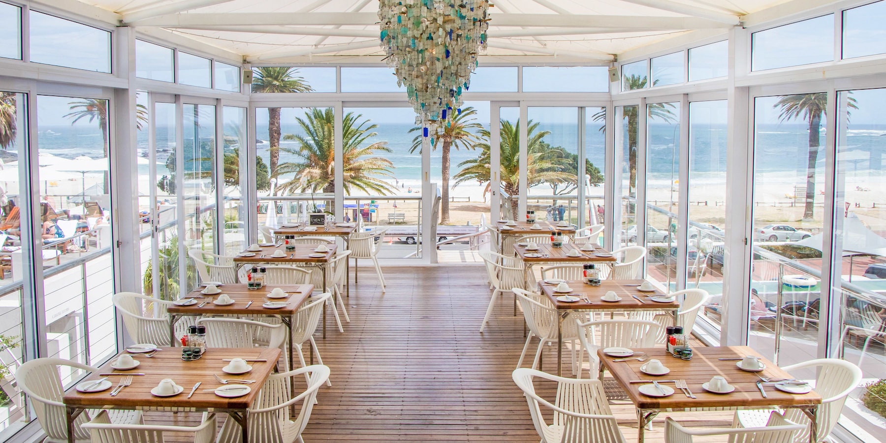 2 restaurants; breakfast and lunch served