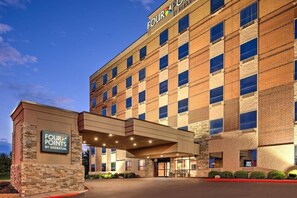 Exterior - Four Points by Sheraton Omaha Midtown (Omaha)