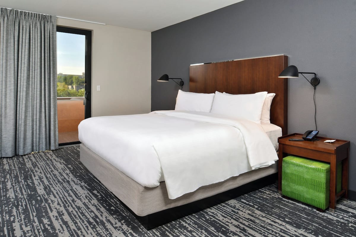 Suite ejecutiva, 1 cama King size y sofá cama | Ropa de cama hipoalergénica, escritorio y cortinas blackout