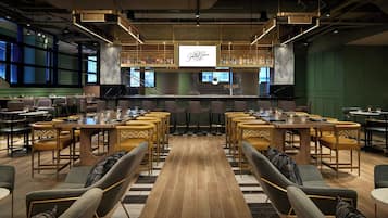 Dinner served, American cuisine