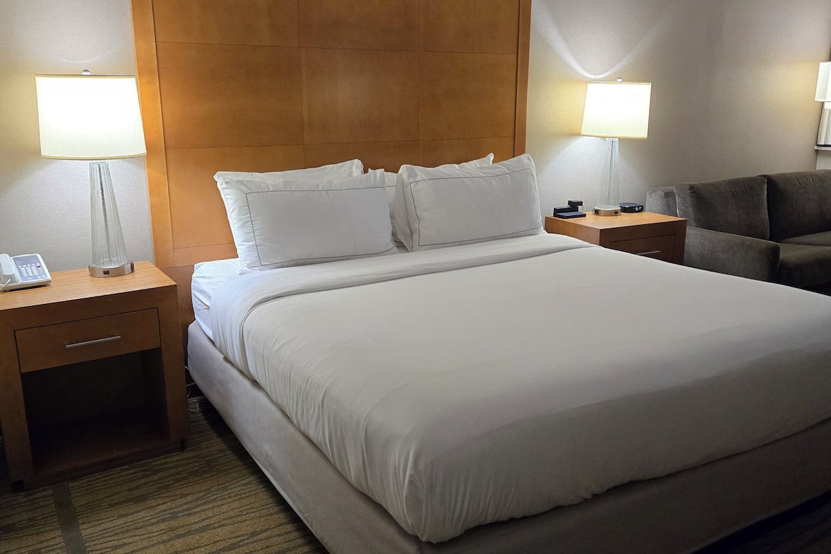 Premium bedding, in-room safe, desk, iron/ironing board
