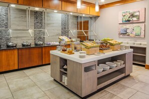 Phục vụ bữa sáng, món ăn kiểu Mỹ