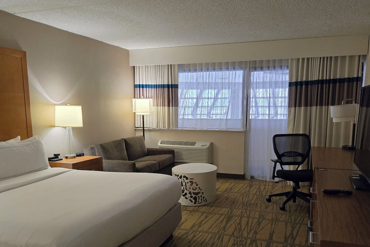 room, 1 king bed with sofa bed, non smoking | 1 bedroom, premium bedding, in-room safe, desk