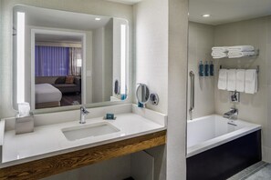 Bathroom - DoubleTree by Hilton Rochester (Rochester)