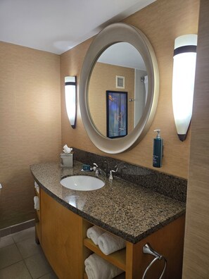 Quarto, 1 cama King e sofá-cama, para não fumantes | Banheiro | Chuveiro, produtos de toalete grátis, secador de cabelo 