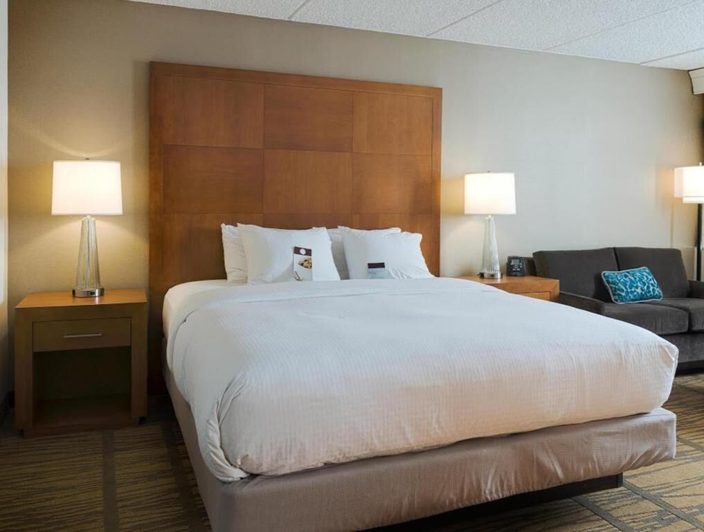 Premium bedding, in-room safe, desk, iron/ironing board