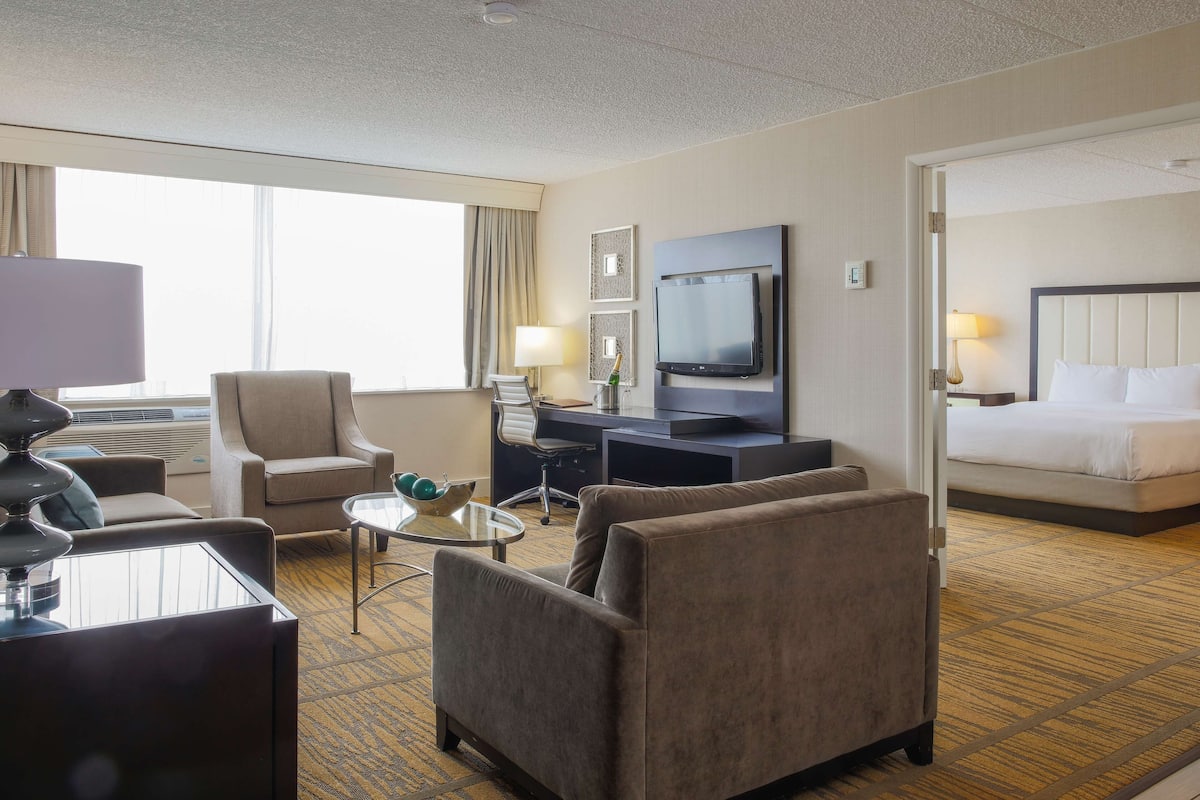 Junior Suite, 1 Bedroom | Premium bedding, in-room safe, desk, iron/ironing board