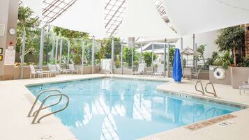 Una piscina cubierta (de 07:00 a 22:00), tumbonas