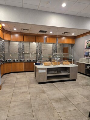 Buffet breakfast on weekdays (USD 15.50 per person) - DoubleTree by Hilton Rochester (Rochester)