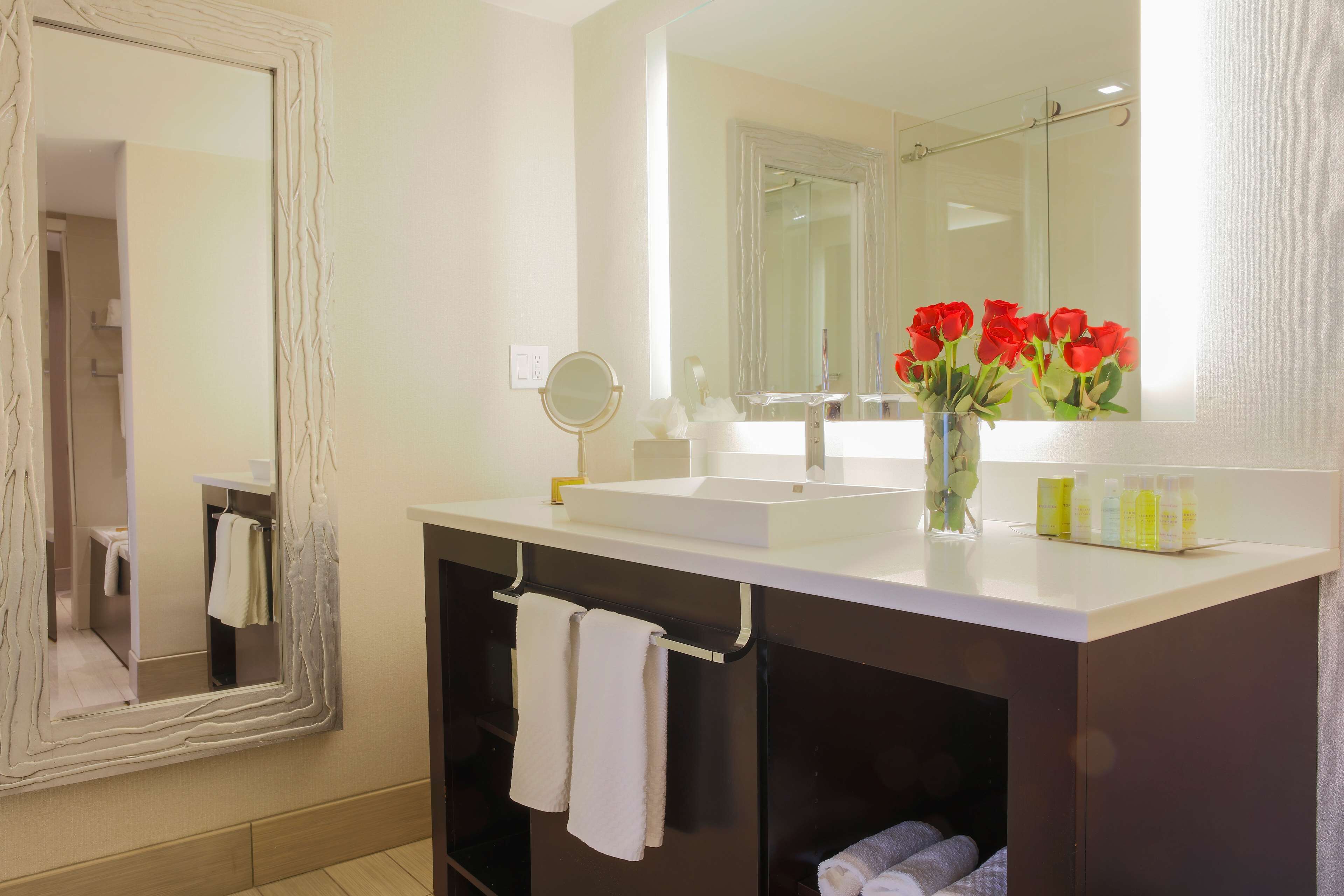 junior suite, 1 bedroom | bathroom | shower, free toiletries, hair dryer, towels