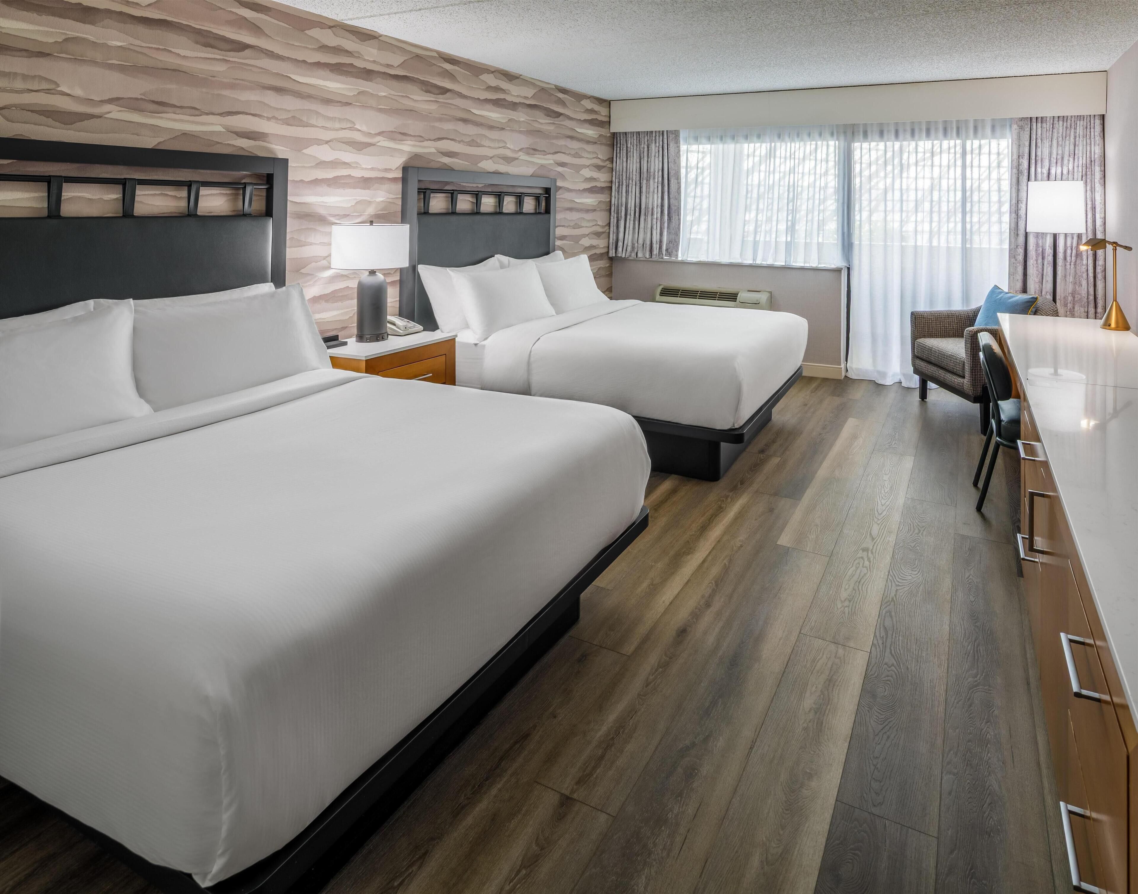 Roupas de cama premium, cofres nos quartos, escrivaninha