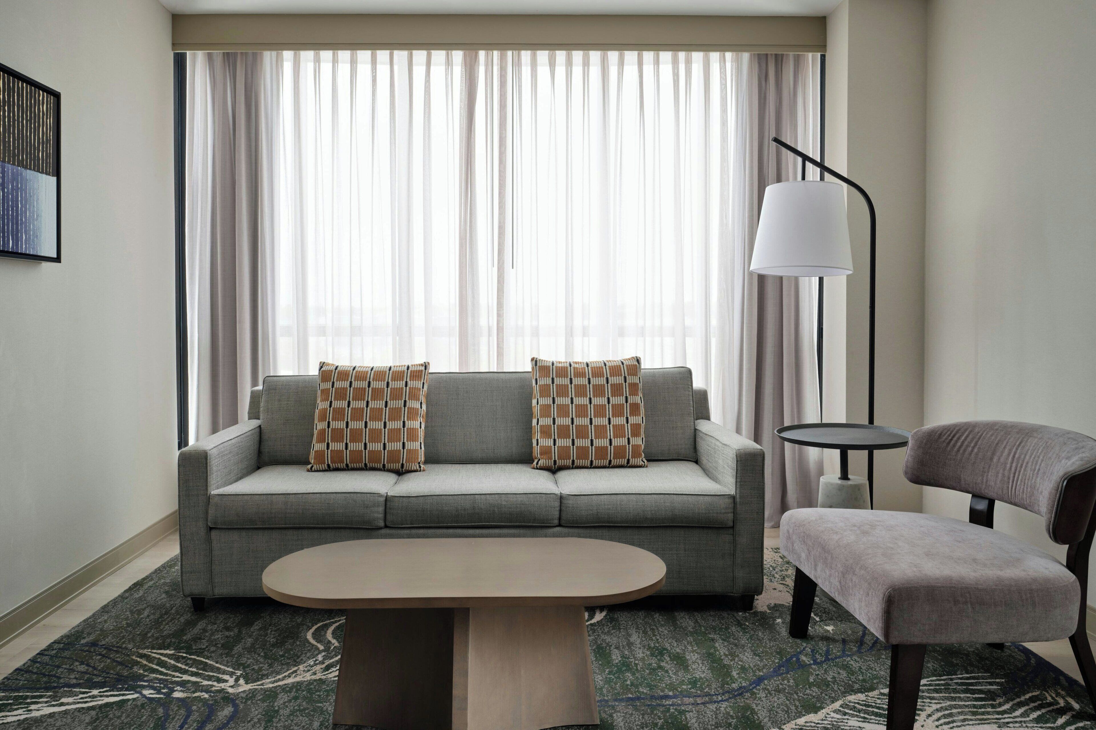 Suíte, 1 quarto | Roupas de cama premium, cofres nos quartos, escrivaninha