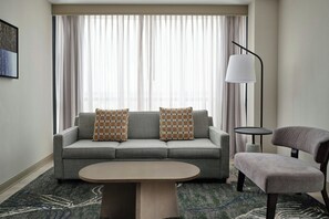 Suite, 1 soverom | Sengetøy av topp kvalitet, safe på rommet og skrivebord