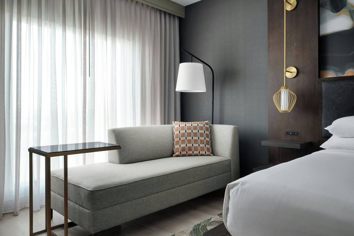 Premium bedding, in-room safe, desk, laptop workspace