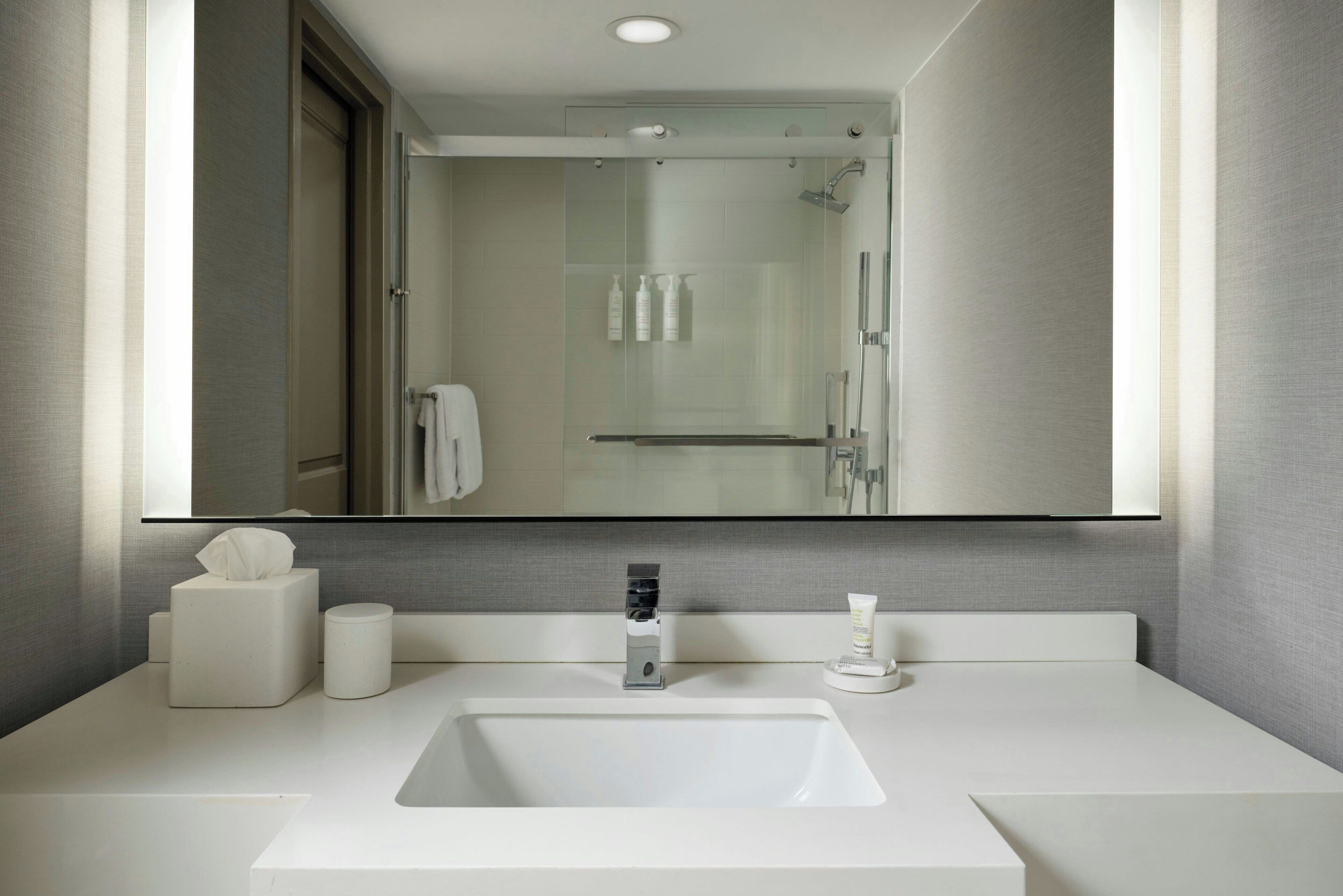 Combined shower/tub, free toiletries, hair dryer, towels