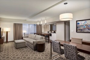 42-inch flat-screen TV with cable channels, TV, video-game console - Embassy Suites by Hilton Washington DC Georgetown (Washington)