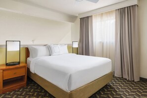 Premium bedding, desk, blackout drapes, iron/ironing board - Residence Inn by Marriott Hartford/Windsor (Windsor)