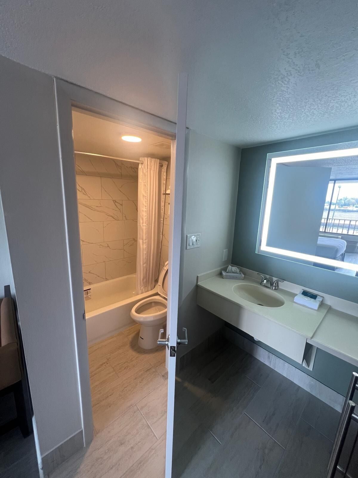 Zimmer, 2 Queen-Betten, Nichtraucher | Badezimmer | Duschwanne, Komfortbadewanne, kostenlose Toilettenartikel, Haartrockner