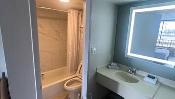 Zimmer, 2 Queen-Betten, Nichtraucher | Badezimmer | Duschwanne, Komfortbadewanne, kostenlose Toilettenartikel, Haartrockner