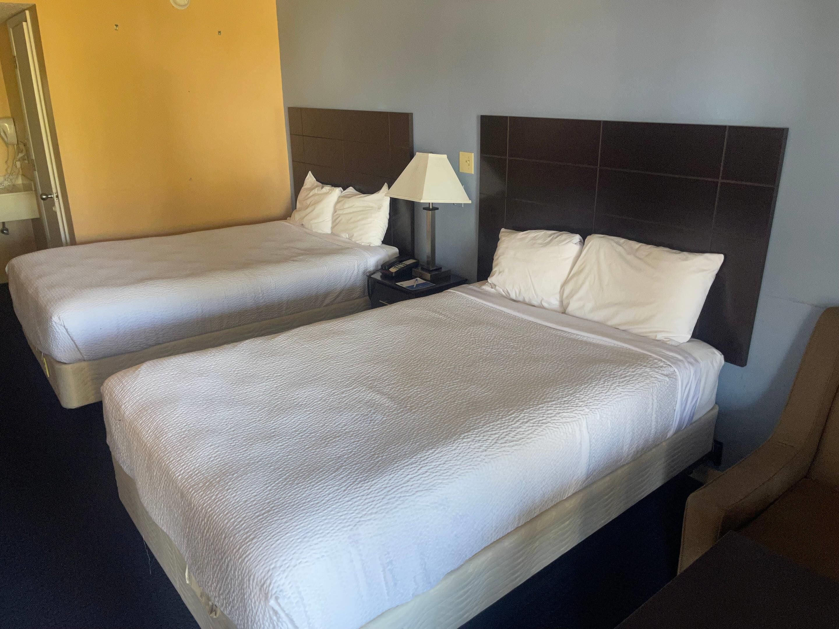 Schreibtisch, Verdunkelungsvorhänge, Bügeleisen/Bügelbrett