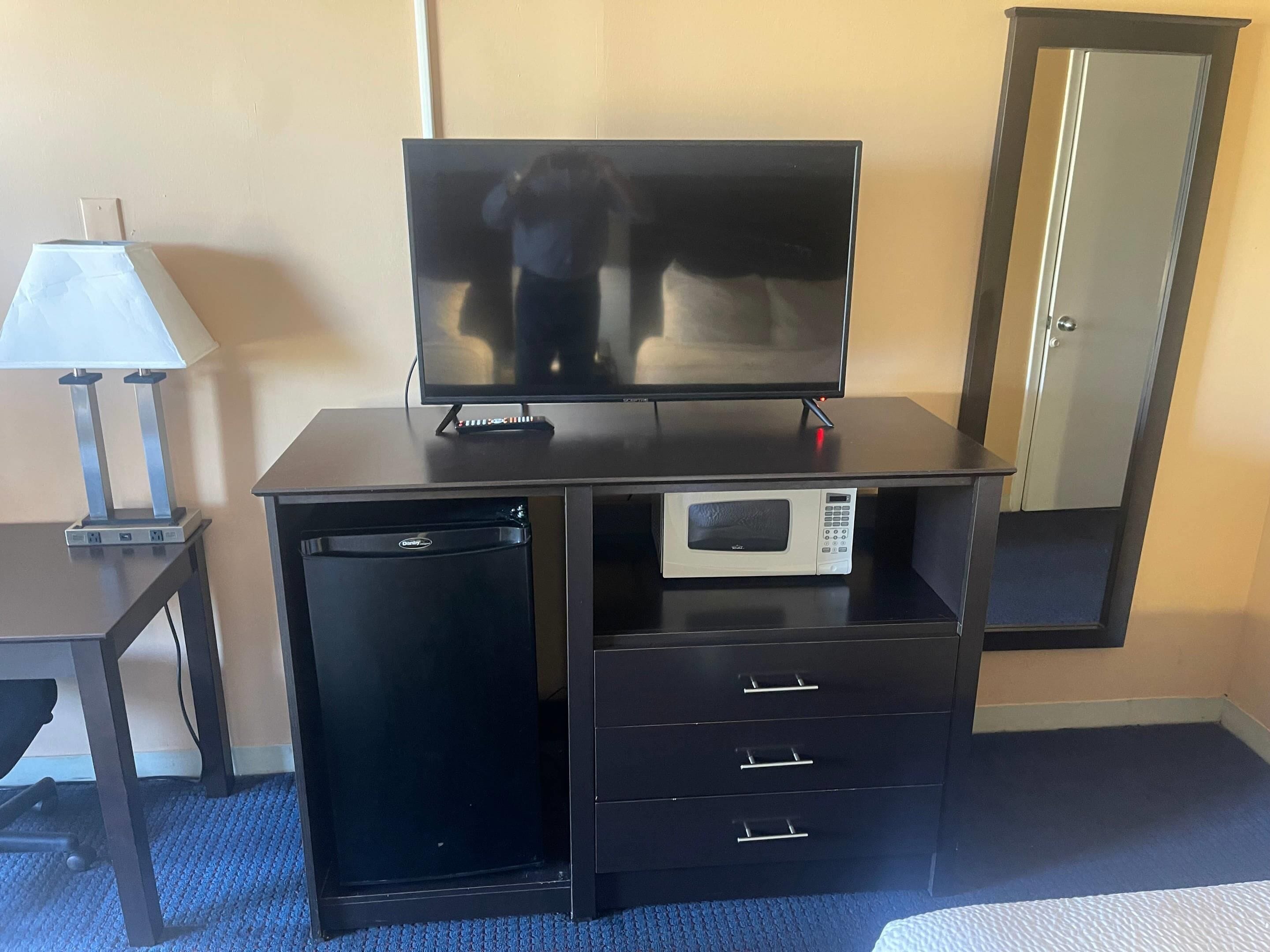 Schreibtisch, Verdunkelungsvorhänge, Bügeleisen/Bügelbrett