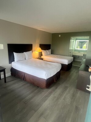 Habitación, 2 camas de matrimonio, no fumadores | Escritorio, cortinas opacas, tabla de planchar con plancha