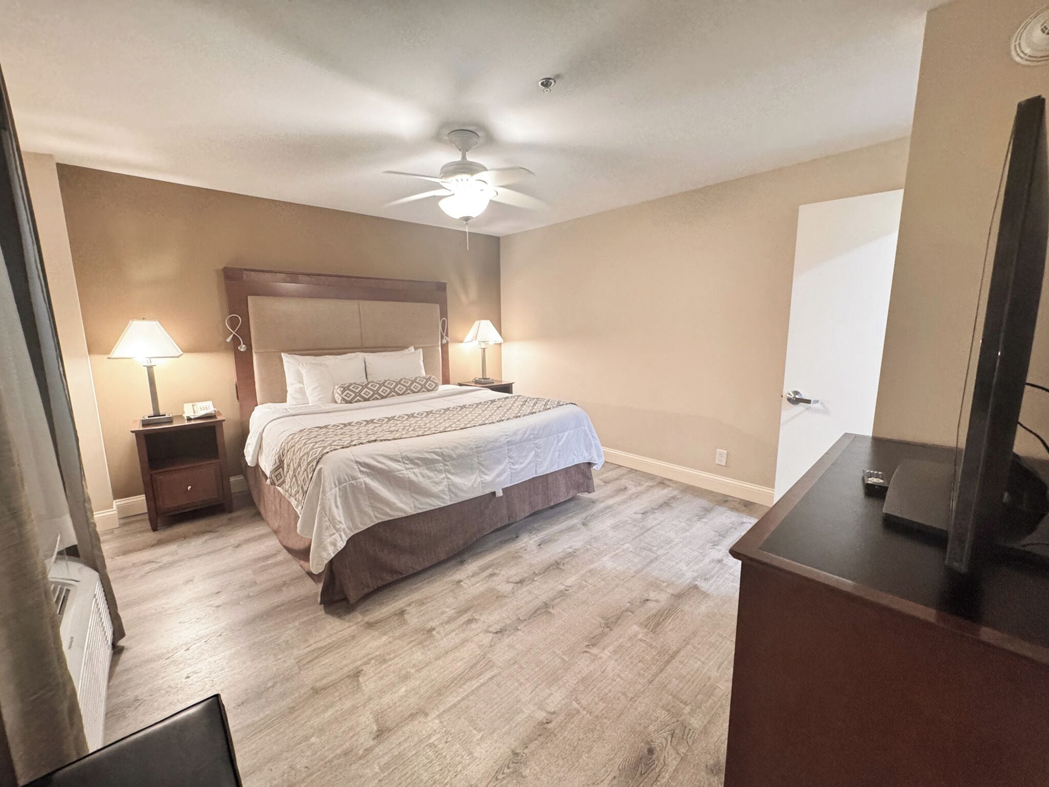 standard suite, 1 bedroom | premium bedding, pillow-top beds, in-room safe, desk