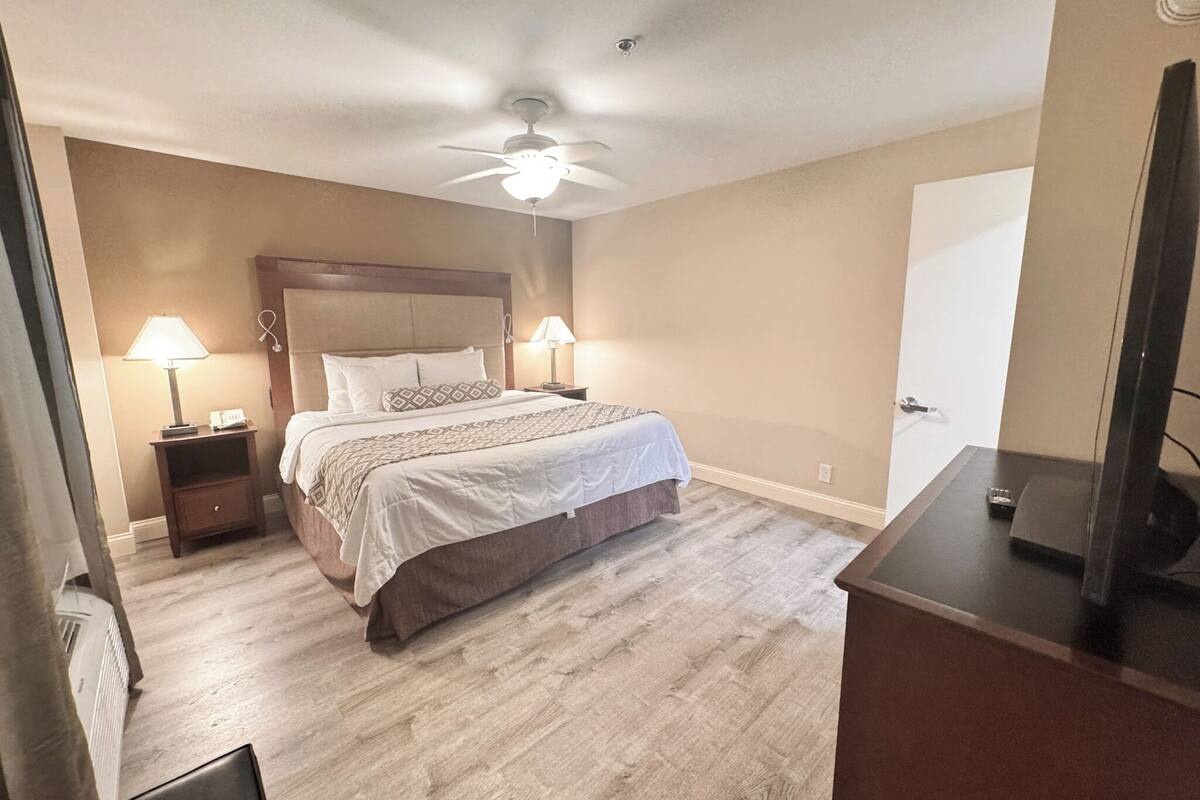 standard suite, 1 bedroom | premium bedding, pillow-top beds, in-room safe, desk