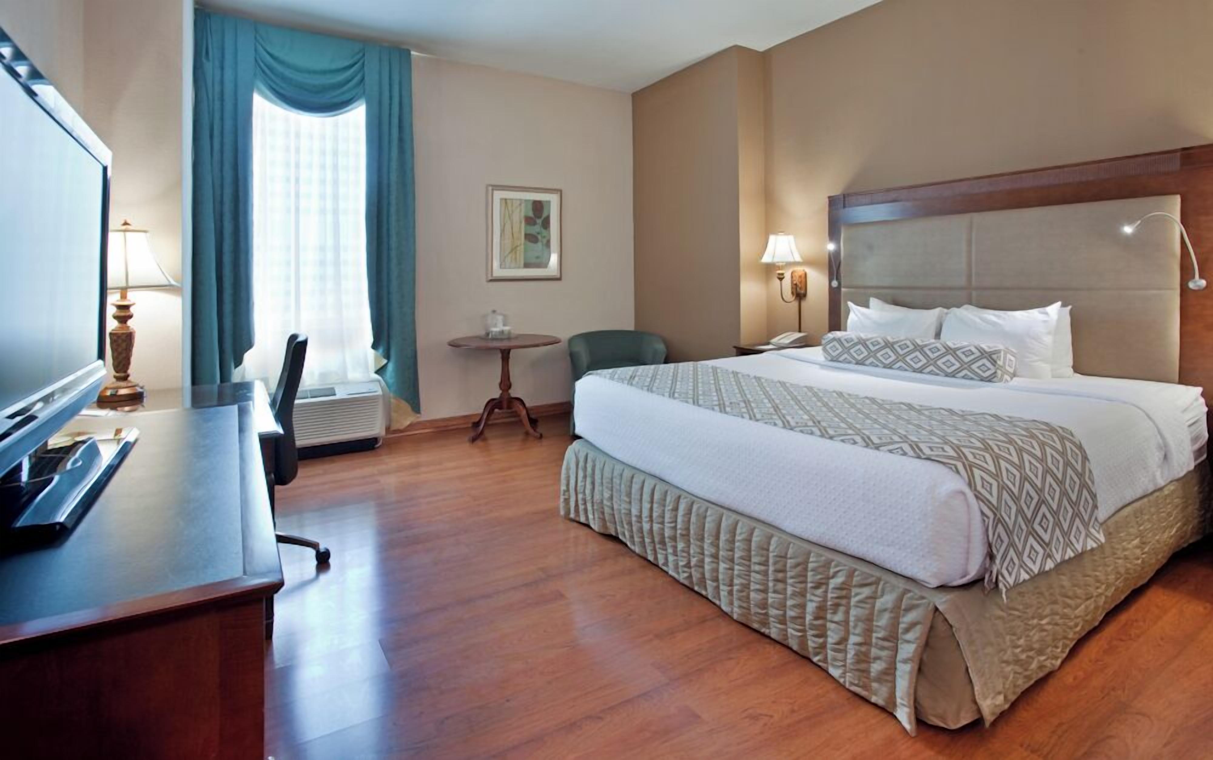 standard room, 1 king bed | premium bedding, pillow-top beds, in-room safe, desk