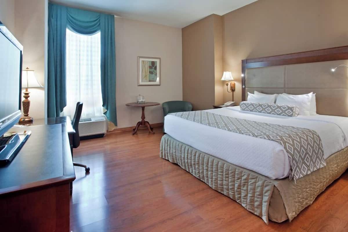 standard room, 1 king bed | premium bedding, pillow-top beds, in-room safe, desk