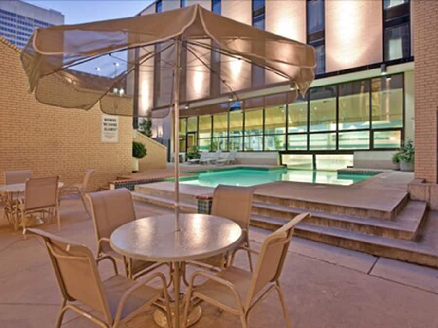 Innendørsbasseng, et oppvarmet basseng og solsenger