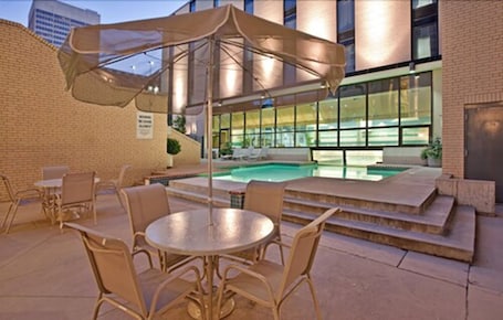 Una piscina cubierta, una piscina climatizada, tumbonas. Clayton Plaza Hotel & Extended Stay