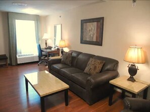Standard-Suite, 1 Schlafzimmer | Wohnbereich | 37-Zoll-Flachbildfernseher mit Kabelempfang, Fernseher