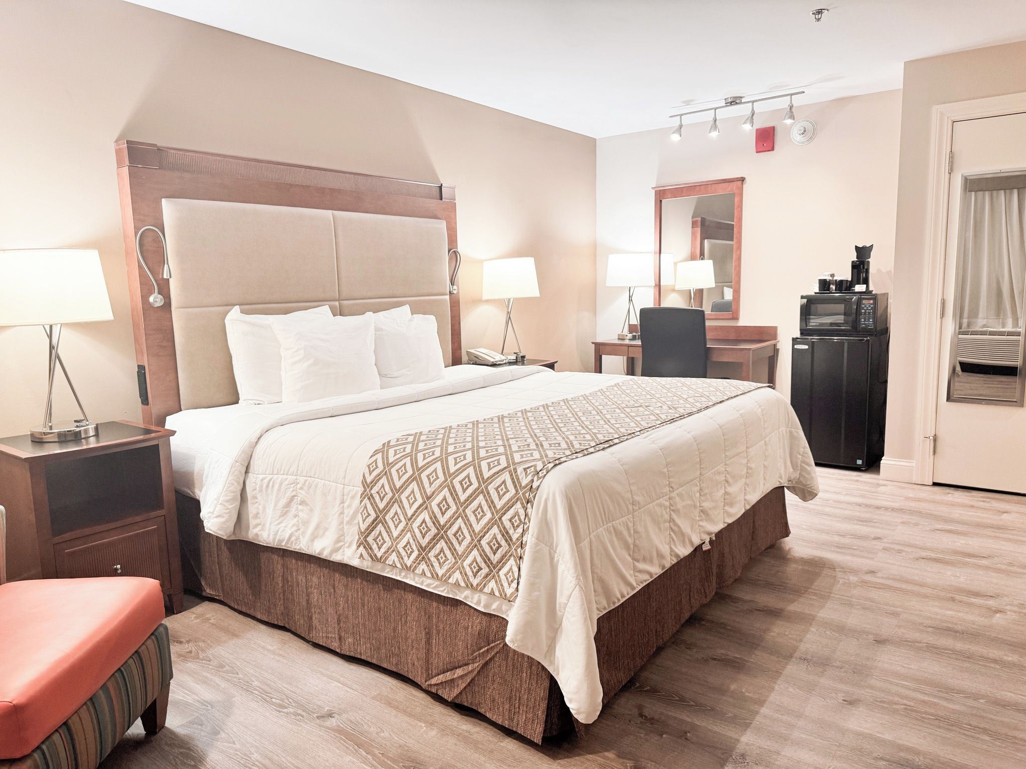 Standard Room, 1 King Bed | Premium bedding, pillow-top beds, in-room safe, desk