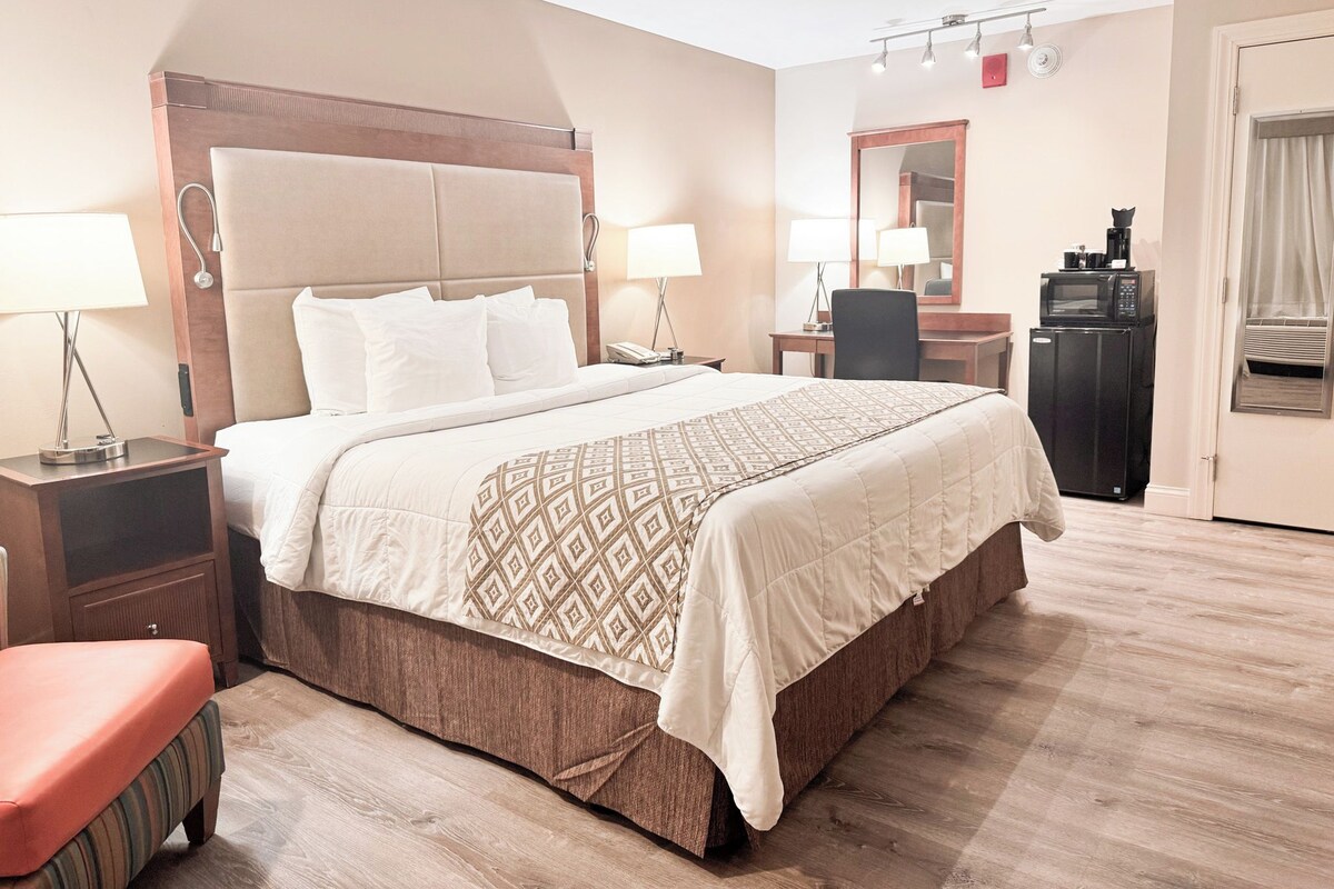 Standard Room, 1 King Bed | Premium bedding, pillowtop beds, in-room safe, desk