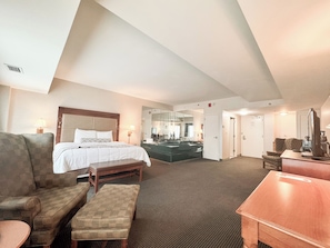 Executive Suite, Jetted Tub | Premium bedding, pillow-top beds, in-room safe, desk - Clayton Plaza Hotel & Extended Stay (St. Louis)